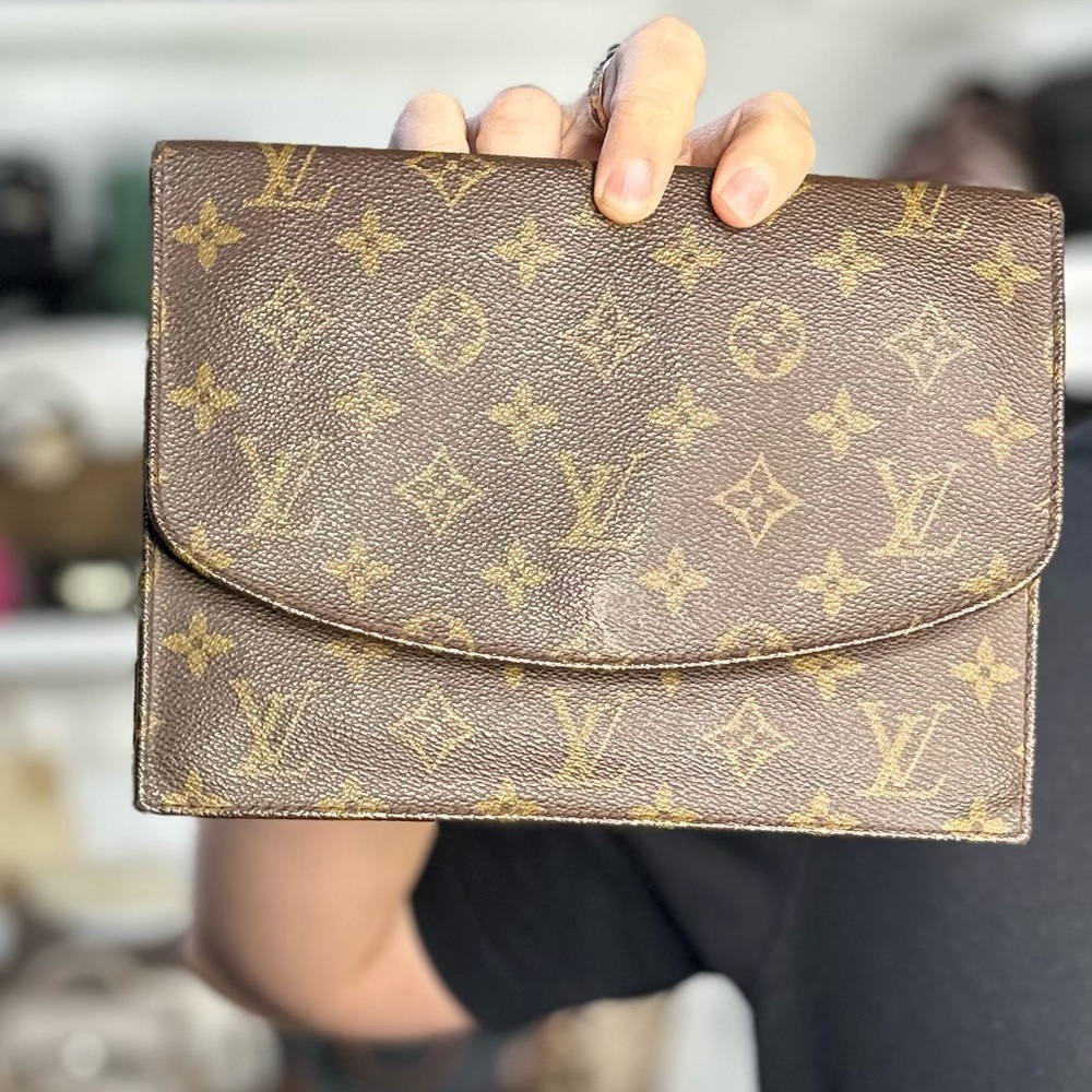 LV rare clutch
